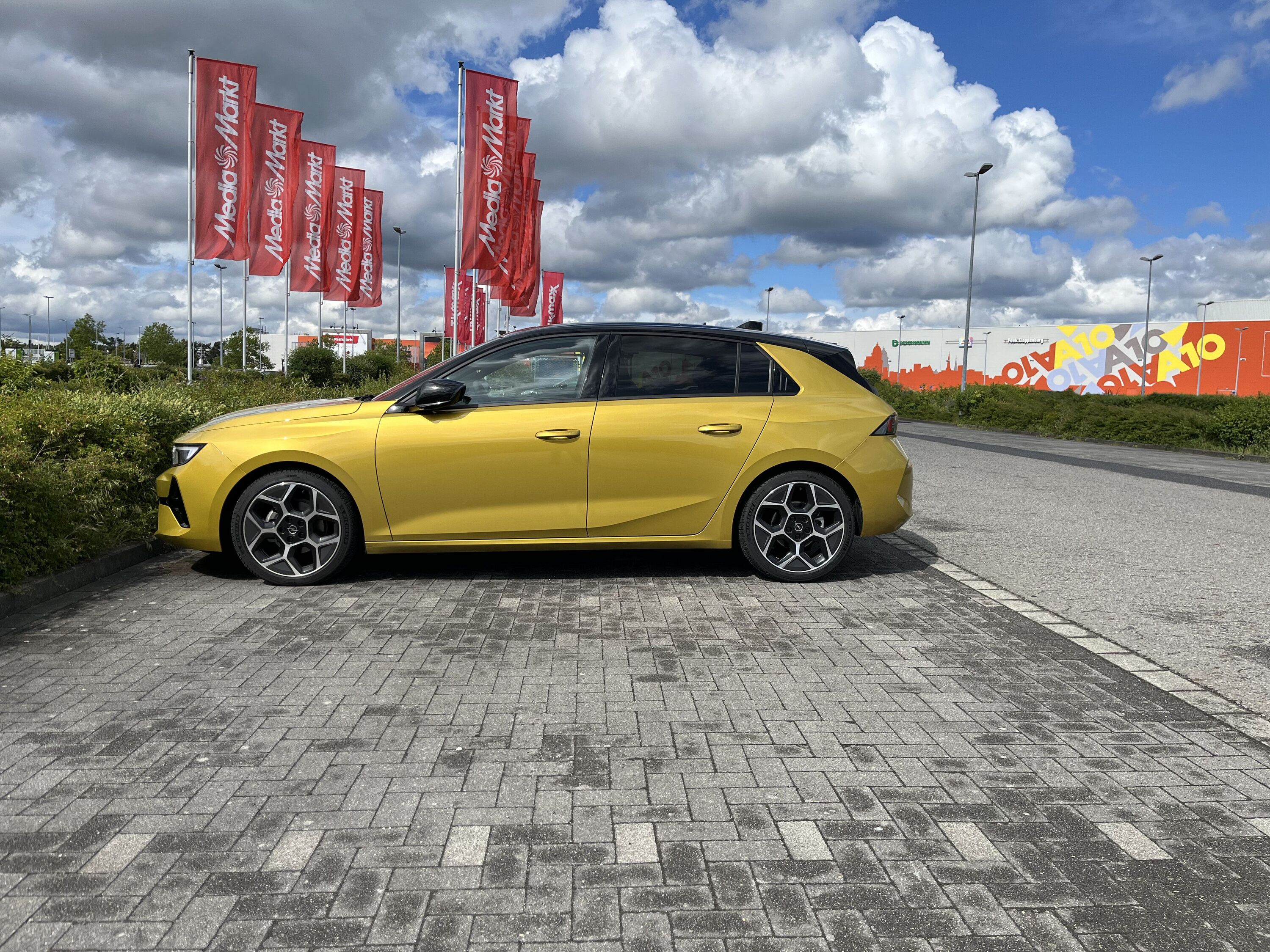Astra L Ultimate vor Einkaufszentrum A10-Center